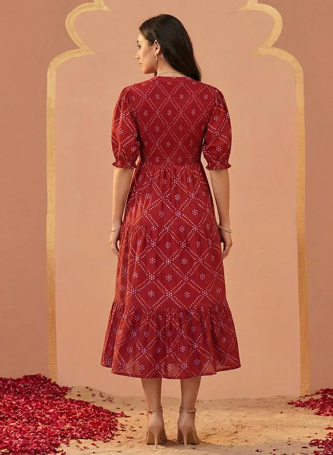 جلو باص فستان ميدي أحمر متعدد الطبقات بطبعة بانداني